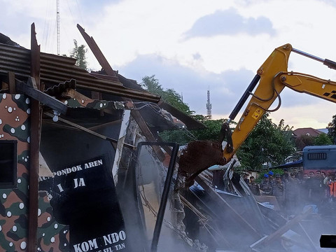 Proses pembongkaran bangunan di lahan BMKG di Tangsel, Sabtu (24/5). Foto: Dok. Istimewa