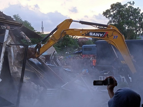Proses pembongkaran bangunan di lahan BMKG di Tangsel, Sabtu (24/5). Foto: Dok. Istimewa