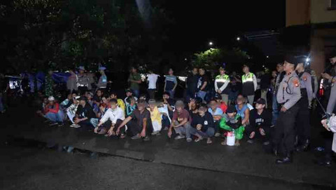Kepolisian mengamankan sebanyak 34 juru parkir (jukir) liar yang kerap meresahkan warga di Cengkareng, Jakarta Barat, Jumat (23/5/2025).  Foto: ANTARA/HO-Polres Jakbar