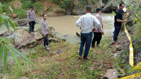 Polisi melakukan olah tempat kejadian perkara usai dua pelajar dilaporkan tenggelam di Sungai Dompring, perbatasan Desa Jeruk, Kecamatan Bandar, dan Desa Ngromo, Kecamatan Nawangan, Kabupaten Pacitan, Jawa Timur, Sabtu (24/5/2025). Foto: ANTARA/HO-Polsek Bandar