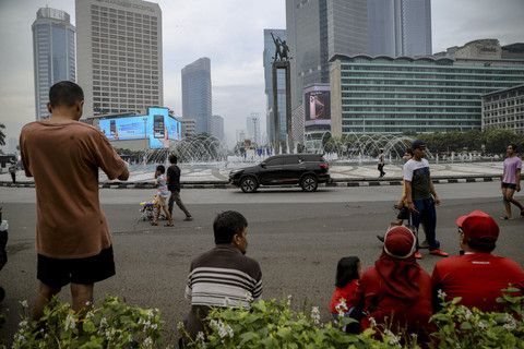Sejumlah warga padati kawasan Bundaran HI meski Car Free Day sedang ditiadakan sementara di kawasan tersebut pada Minggu (25/5/2025). Foto: Jamal Ramadhan/kumparan