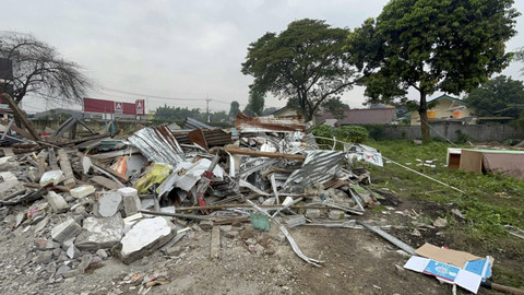 Puing bekas Posko GRIB di Lahan BMGK yang dibongkar Polda Metro Jaya, Pondok Betung, Kota Tangerang Selatan, Banten, Minggu (25/5/2025). Foto: Rayyan Farhansyah/kumparan