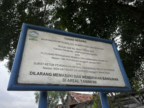 Plang milik BMKG dan plang penyelidikan Polda Metro Jaya di lahan BMKG, Pondok Betung, Kota Tangerang Selatan, Banten, Minggu (25/5/2025). Foto: Rayyan Farhansyah/kumparan