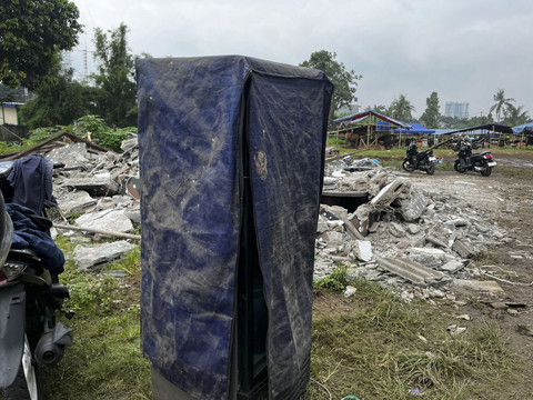 Perabotan warung, alat pom bensin mini, kulkas, hingga mesin cuci bekas pembongkaran oleh Polda Metro Jaya di lahan BMKG, Pondok Betung, Kota Tangerang Selatan, Banten, Minggu (25/5/2025). Foto: Rayyan Farhansyah/kumparan