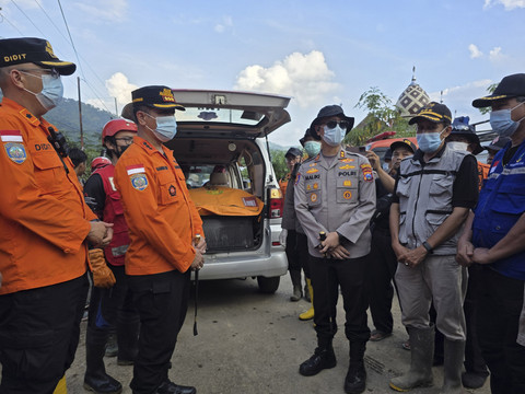 Tim SAR Gabungan saat mengevakuasi jenazah korban longsor di Dusun Kebonagung, Desa Depok, Kecamatan Bendungan, Kabupaten Trenggalek. Foto: Dok. Basarnas Surabaya