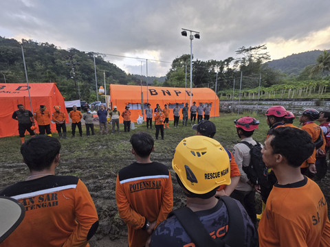 Tim SAR Gabungan saat mengevakuasi jenazah korban longsor di Dusun Kebonagung, Desa Depok, Kecamatan Bendungan, Kabupaten Trenggalek. Foto: Dok. Basarnas Surabaya