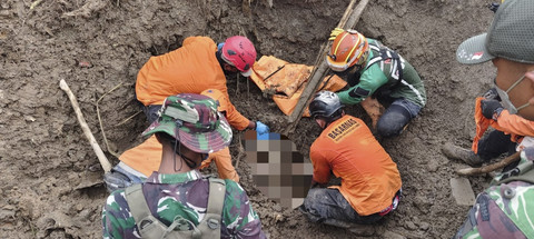 Tim SAR Gabungan saat mengevakuasi jenazah korban longsor di Dusun Kebonagung, Desa Depok, Kecamatan Bendungan, Kabupaten Trenggalek. Foto: Dok. Basarnas Surabaya