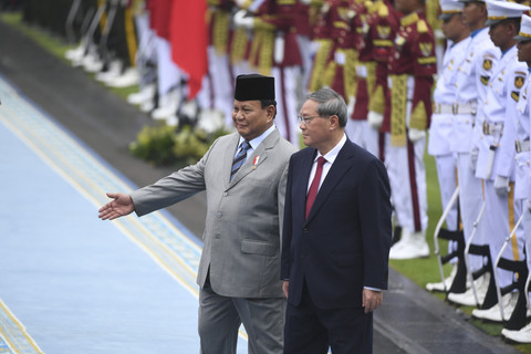 Presiden Prabowo Subianto (kiri) bersama Perdana Menteri China Li Qiang (kanan) melakukan inspeksi barisan saat upacara kenegaraan di Istana Merdeka, Jakarta, Minggu (25/5/2025). Foto: Hafidz Mubarak A/ANTARA FOTO