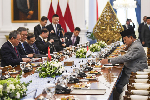 Presiden Prabowo Subianto berbincang dengan Perdana Menteri China Li Qiang saat pertemuan bilateral dalam kunjungan kenegaraan di Istana Merdeka, Jakarta, Minggu (25/5/2025). Foto: Galih Pradipta/ANTARA FOTO