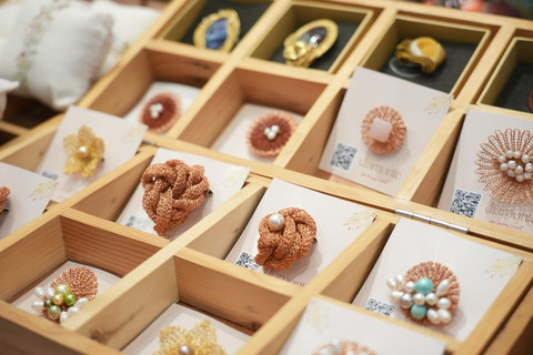 Berbagai produk perhiasan dengan desain unik ditawarkan Diamonte milik Rosydah. Foto: Dok. BRI