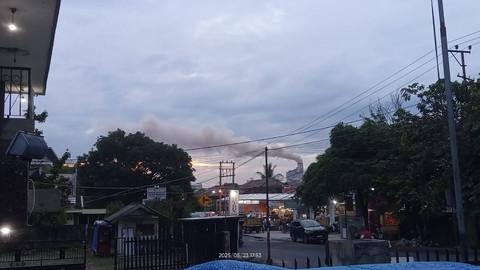 Asap debu putih yang keluar dari cerobong pabrik PT Semen Baturaja. (dok ist)