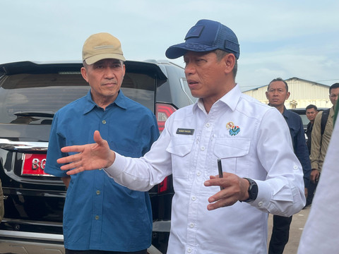 Mentri LH, Hanif Faisol Nurofiq, saat mengunjungi proyek PSEL di Keramasan/ist. 