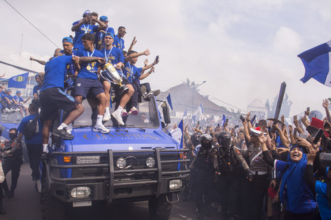 Tim Persib Bandung membawa trofi BRI Liga 1 2024/2025 saat pawai di Jalan Wastukencana, Bandung, Jawa Barat, Minggu (25/5/2025). Foto: Novrian Arbi/ANTARA FOTO