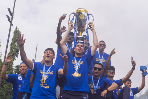 Tim Persib Bandung membawa trofi BRI Liga 1 2024/2025 saat pawai di Jalan Wastukencana, Bandung, Jawa Barat, Minggu (25/5/20... </div>
<div class=