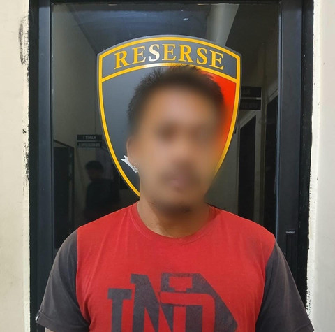 Pria di Sekadau yang menganiaya 2 saudara kandungnya kini diamankan di Mapolres Sekadau. Foto: Dok. Polres Sekadau
