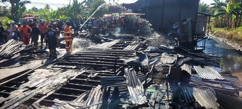 Petugas damkar saat melakukan pendinginan di lokasi kebakaran di Jalan Pramuka, Kubu Raya. Foto: Dok. Polres Kubu Raya