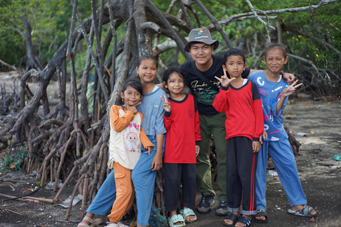 Koordinator Komunitas Mangjaki, Dinar Try Akbar, saat mengunjungi anak-anak yang tinggal di pesisir/ist. 