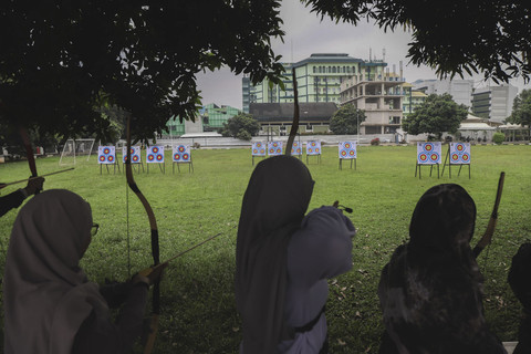 Sejumlah pemanah berlatih di lapangan Masjid Al-Azhar, Jakarta, Minggu (25/5/2025). Foto: Jamal Ramadhan/kumparan