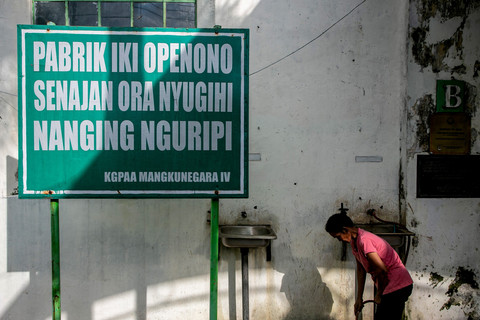 Warga mengambil air disamping papan bertuliskan pesan dari KGPAA Mangkunegara IV di Pabrik Gula (PG) Mojo, Sragen, Jawa Tengah, Sabtu (19/4/2025).  Foto: Mohammad Ayudha/ANTARA FOTO