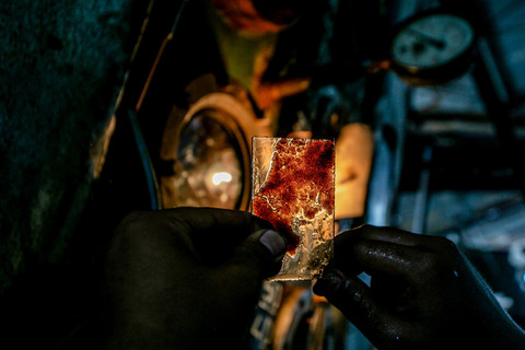 Pekerja mengamati nira yang telah dikristalkan menjadi kristal gula di Stasiun Pemasakan Pabrik Gula (PG) Mojo. Foto: Mohammad Ayudha/ANTARA FOTO