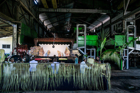 Dalang memainkan wayang ruwatan di Stasiun Gilingan saat kegiatan tradisi Cembrengan atau menyambut musim giling tebu di Pabrik Gula (PG) Mojo, Sragen, Jawa Tengah. Foto: Mohammad Ayudha/ANTARA FOTO