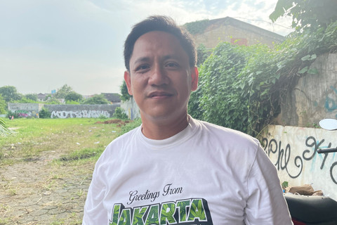 Salah satu penjual hewan kurban, Dwi Suryadi (44 tahun), saat ditemui di lokasi penjualan hewan kurban miliknya, di kawasan Kalibata, Pancoran, Jakarta Selatan, Minggu (25/5/2025). Foto: Fadhil Pramudya/kumparan