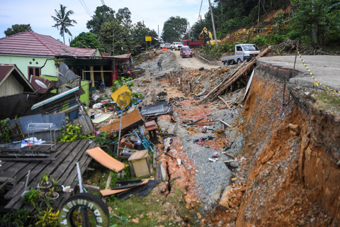 Kondisi jalan yang runtuh di jalan Samarinda Balikpapan Axis di Desa Batuah, Loa Janan, Kabupaten Kutai Kartanegara, Kalimantan Timur, Minggu (5/5/2025). Foto: M Risyal Hidayat/Antara Foto