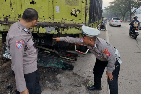 Polisi olah TKP kecelakaan maut motor tabrak truk di Cicalengka, Kabupaten Bandung. Foto: Polresta Bandung