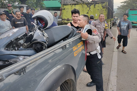 Polisi olah TKP kecelakaan maut motor tabrak truk di Cicalengka, Kabupaten Bandung. Foto: Polresta Bandung