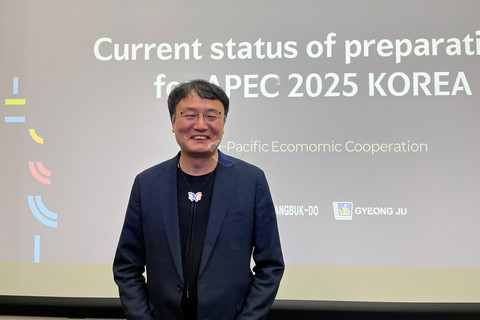 Direktur Kantor Persiapan dan Dukungan APEC Jang Ho Park memberi pemaparan di hadapan jurnalis peserta IKJN oleh Foreign Policy Community of Indonesia (FPCI) bersama Korea Foundation, di Gyeongju Korsel, Kamis (22/5/2025). Foto: Tiara Hasna/kumparan