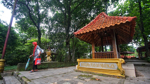 Salah satu makam yang berada di kawasan destinasi religi Bukit Siguntang Palembang, Minggu (25/5) Foto: abp/urban id
