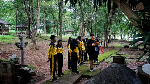 Anak-anak sekolah yang kerap memanfaatkan kawasan destinasi religi Bukit Siguntang Palembang, Minggu (25/5) Foto: abp/urban id