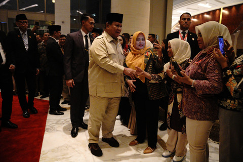 Presiden Prabowo Subianto bertemu WNI sat tiba di Malaysia, Minggu (25/5/2025). Foto: Tim Media Prabowo Subianto