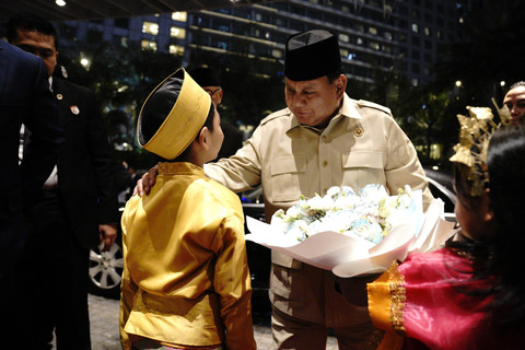 Presiden Prabowo Subianto bertemu WNI saat tiba di Malaysia, Minggu (25/5/2025). Foto: Tim Media Prabowo Subianto