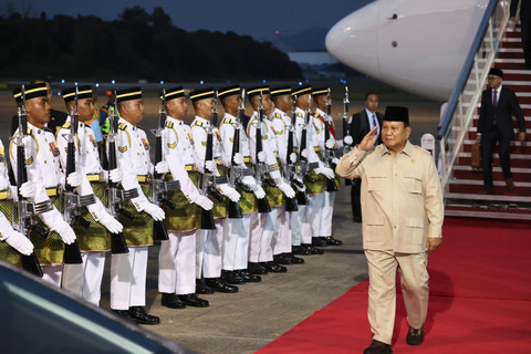 Presiden Prabowo Subianto tiba di Bandar Udara Tentera Udara Diraja Malaysia (TUDM) Subang, Malaysia, Minggu (25/5/2025). Foto: Tim Media Prabowo Subianto