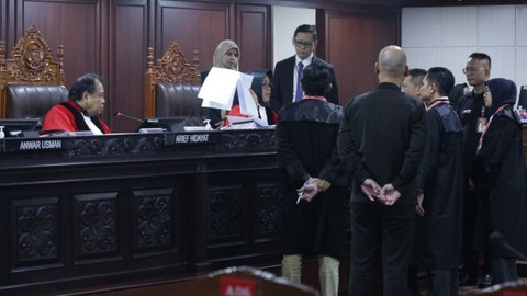 Hakim Konstitusi Enny Nurbaningsih saat menunjukkan bukti ke pihak Termohon, Pihak Terkait dan Bawaslu pada sidang Perselisihan Hasil Pemilihan Umum Walikota Kota Banjarbaru, Selasa (20/5/2025) Foto: Mahkamah Konstitusi RI