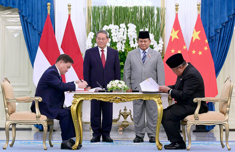 Presiden Prabowo Subianto dan Perdana Menteri Republik Rakyat Tiongkok, Li Qiang, Gubernur Bank Indonesia (BI), Perry Warjiyo dan Gubernur People's Bank of China (PBOC), Pan Gongsheng, menandatangani penguatan Nota Kesepahaman/ Memorandum of Understanding (MoU) untuk mendorong penggunaan mata uang lokal dalam transaksi bilateral. Foto: Bank Indonesia