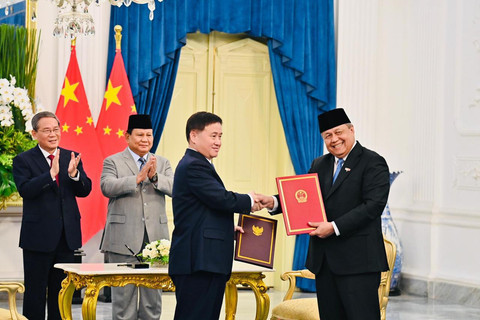 Presiden Prabowo Subianto dan Perdana Menteri Republik Rakyat Tiongkok, Li Qiang, Gubernur Bank Indonesia (BI), Perry Warjiyo dan Gubernur People's Bank of China (PBOC), Pan Gongsheng, menandatangani penguatan Nota Kesepahaman/ Memorandum of Understanding (MoU) untuk mendorong penggunaan mata uang lokal dalam transaksi bilateral. Foto: Bank Indonesia