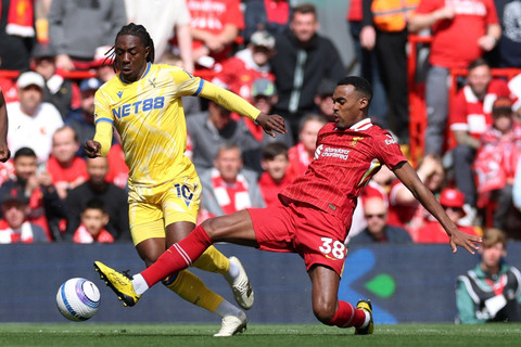 Pemain Liverpool Ryan Gravenberch berebut bola dengan pemain Crystal Palace Eberechi Eze pada pertandingan Liga Inggris di Anfield, Liverpool, Inggris, Minggu (25/5/2025). Foto: Phil Noble/REUTERS