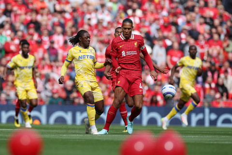 Pemain Liverpool Virgil van Dijk berebut bola dengan pemain Crystal Palace Eberechi Eze pada pertandingan Liga Inggris di Anfield, Liverpool, Inggris, Minggu (25/5/2025). Foto: Phil Noble/REUTERS