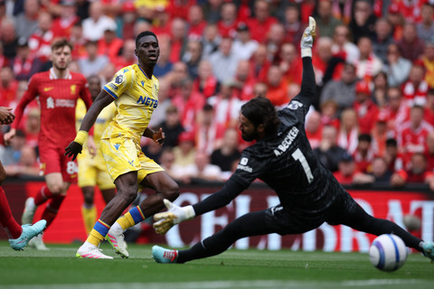 Pemain Crystal Palace Ismaila Sarr mencetak gol ke gawang Liverpool pada pertandingan Liga Inggris di Anfield, Liverpool, Inggris, Minggu (25/5/2025). Foto: Phil Noble/REUTERS
