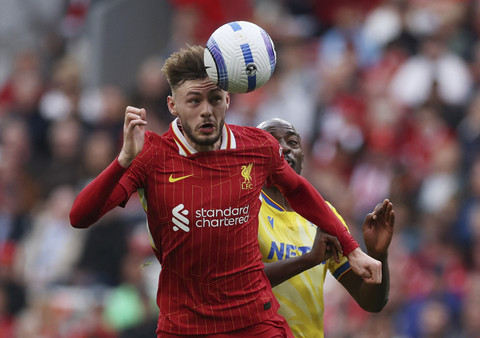 Pemain Liverpool, Conor Bradley, beraksi dengan pemain Crystal Palace, Jean-Philippe Mateta pada pertandingan Liga Inggris antara Liverpool vs Crystal Palace di Anfield, Liverpool, Inggris, Minggu (25/5/2025) malam WIB. Foto: Phil Noble/REUTERS