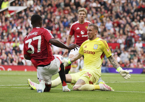 Pemain Manchester United, Kobbie Mainoo, beraksi dengan pemain Aston Villa, Robin Olsen pada pertandingan Liga Inggris antara Manchester United vs Aston Villa di Old Trafford, Manchester, Inggris, Minggu (25/5/2025) malam WIB. Foto: Chris Radburn/REUTERS