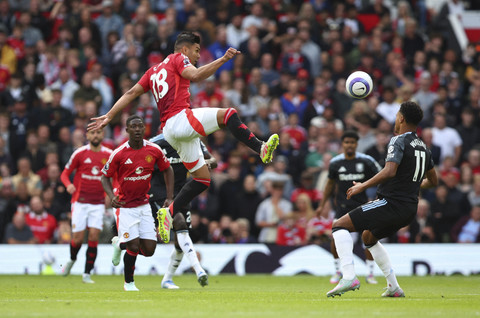 Pemain Manchester United, Casemiro, beraksi dengan pemain Aston Villa, Ollie Watkins pada pertandingan Liga Inggris antara Manchester United vs Aston Villa di Old Trafford, Manchester, Inggris, Minggu (25/5/2025) malam WIB. Foto: Craig Brough/REUTERS