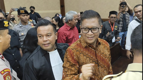 Sekjen PDIP Hasto Kristiyanto tiba di ruang sidang Pengadilan Tipikor Jaka... </div>
<div class=
