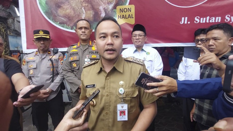 Wali Kota Solo Respati Ardi menutup sementara Rumah Makan Ayam Goreng Widuran yang berlokasi di Jalan Sultan Syahrir, Kelurahan Kepatihan Kulon, Kecamatan Jebres, Solo. Foto: kumparan