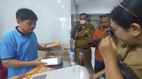 Wali Kota Solo Respati Ardi menutup sementara Rumah Makan Ayam Goreng Widuran yang berlokasi di Jalan Sultan Syahrir, Kelurahan Kepatihan Kulon, Kecamatan Jebres, Solo. Foto: kumparan