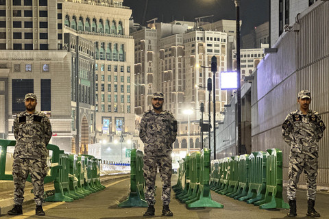 Aparat keamanan Arab Saudi berjaga di Masjidil Haram, Makkah, pada musim haji 2025. Foto: Dok. Security KSA