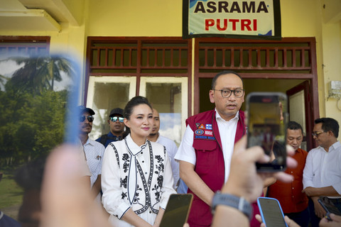 Sekjen Kemensos Robben Rico didampingi Gubernur Maluku Utara Sherly Tjoanda meninjau persiapan Sekolah Rakyat di Maluku Utara, Minggu (25/5/2025). Foto: Kemensos RI