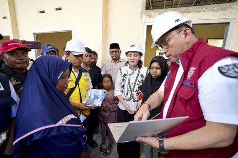Sekjen Kemensos Robben Rico didampingi Gubernur Maluku Utara Sherly Tjoanda meninjau persiapan Sekolah Rakyat di Maluku Utara, Minggu (25/5/2025). Foto: Kemensos RI